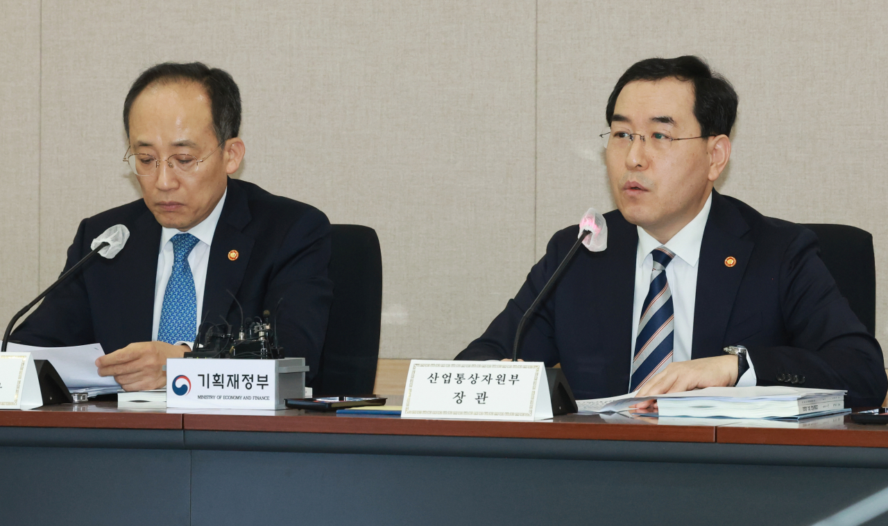 이창양 산업통상자원부 장관(오른쪽)이 18일 오후 정부서울청사 별관에서 열린 소재·부품·장비 경쟁력 강화 위원회 회의에 참석해 발언하고 있다. [연합]