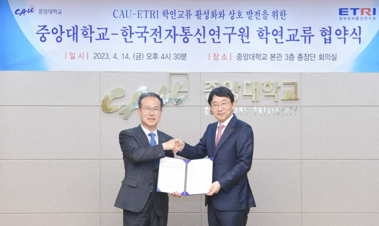 방승찬 한국전자통신연구원장(왼쪽부터)과 박상규 중앙대 총장이 지난 14일 중앙대 본관 회의실에서 미래 인재 양성을 위해 학연 교류 협약식을 체결했다.[중앙대 제공]
