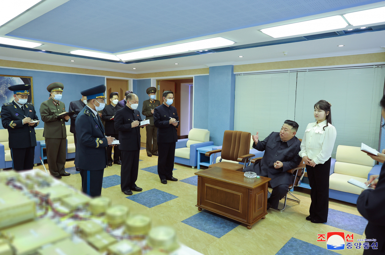 김정은 북한 국무위원장이 지난 18일 국가우주개발국을 현지지도했다고 조선중앙통신이 19일 보도했다. 공개된 사진을 보면 김 위원장의 딸 주애도 함께 참석한 모습이 확인됐다. [연합]
