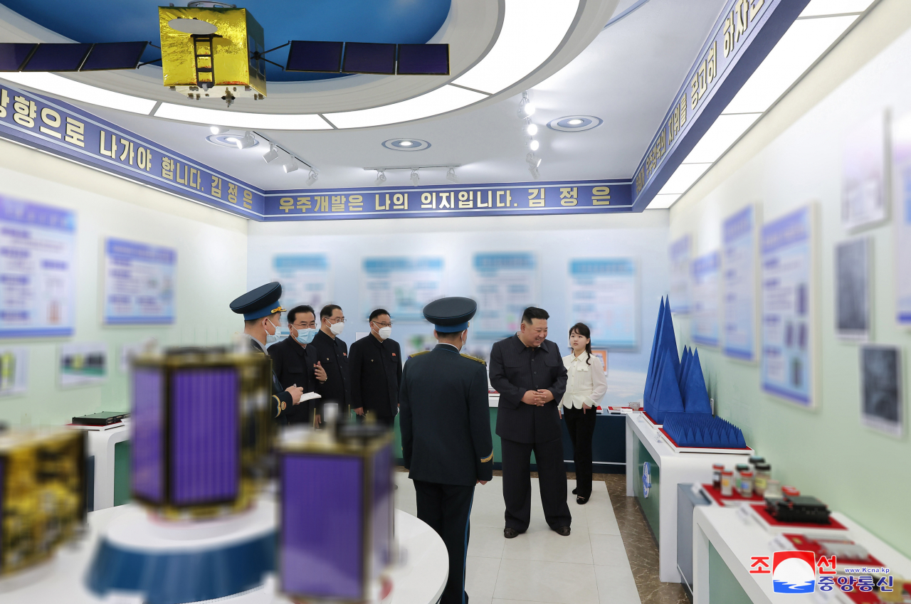 김정은 북한 국무위원장이 지난 18일 국가우주개발국을 현지지도했다고 조선중앙통신이 19일 보도했다. 공개된 사진을 보면 김 위원장의 딸 주애도 함께 참석한 모습이 확인됐다. [연합]