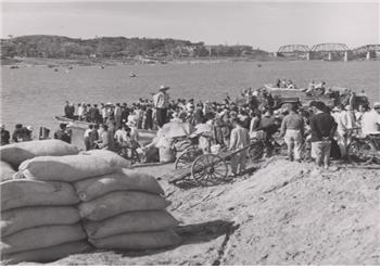 서울시는 용산도시기억전시관에서 오는 7월부터 1960~1970년대 용산 미군기지 주변 사진·영상을 전시한다고 19일 밝혔다. 사진은 1953년 한강에 모인 쌀이 서울 곳곳의 유통지점으로 운반되고 있는 장면. [서울시 제공]