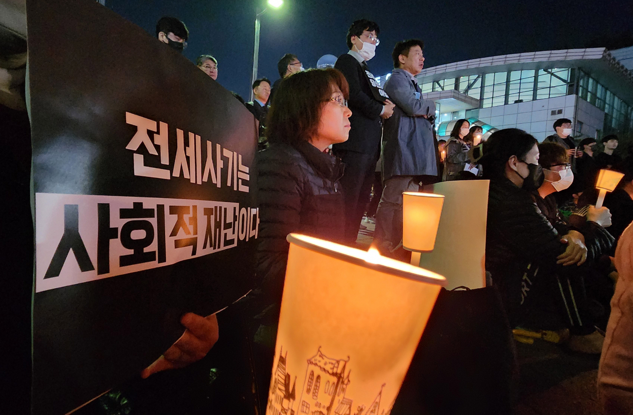 18일 오후 인천시 미추홀구 경인국철(서울지하철 1호선) 주안역 광장에서 '전세사기·깡통전세 피해자 전국대책위원회'가 전세사기 피해 사망자 합동 추모식을 열고 있다. 연합뉴스