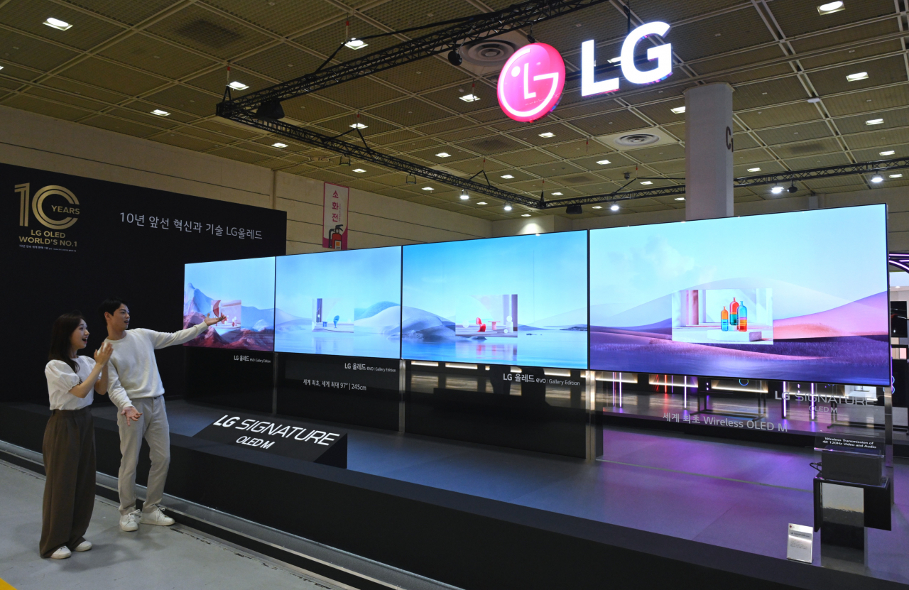 전원 외 모든 선을 없앤 'LG 시그니처 올레드 M'(우측 첫번째)과 일반 올레드 TV 대비 최대 70% 밝아진 LG 올레드 에보 [LG전자 제공]