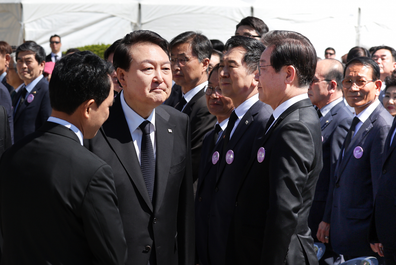 윤석열 대통령이 지난 4월19일 서울 강북구 수유동 국립4·19민주묘지에서 열린 제63주년 4·19혁명 기념식에서 더불어민주당 이재명 대표와 인사한 뒤 자리로 향하고 있다. [연합]
