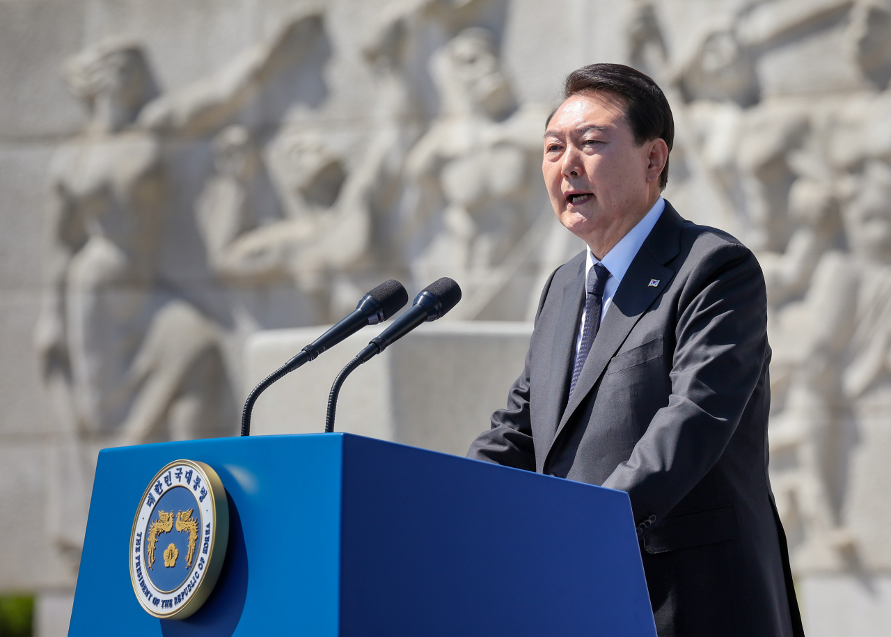 윤석열 대통령이 19일 서울 강북구 수유동 국립4·19민주묘지에서 열린 제63주년 4·19혁명 기념식에서 기념사를 하고 있다. [연합]