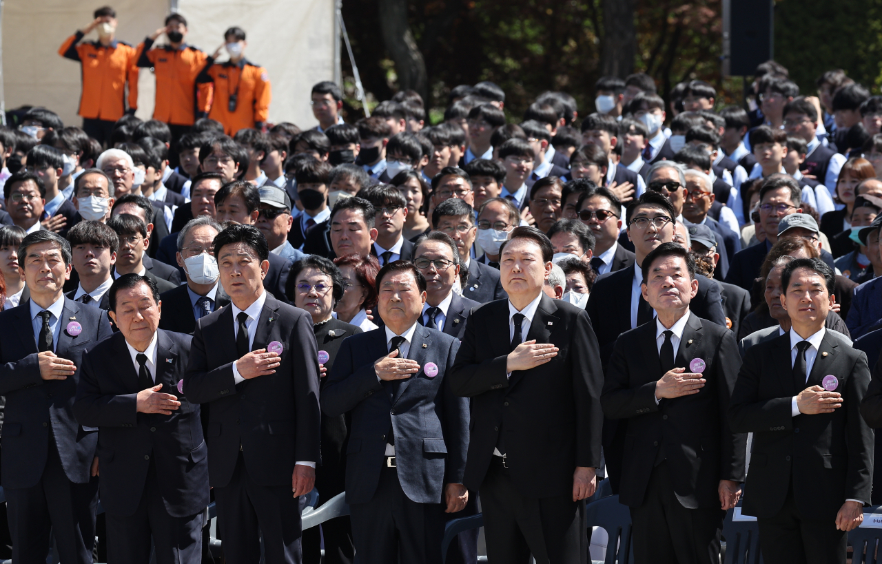윤석열 대통령이 19일 서울 강북구 수유동 국립4·19민주묘지에서 열린 제63주년 4·19혁명 기념식에서 참석자들과 함께 국기에 경례하고 있다. [연합]