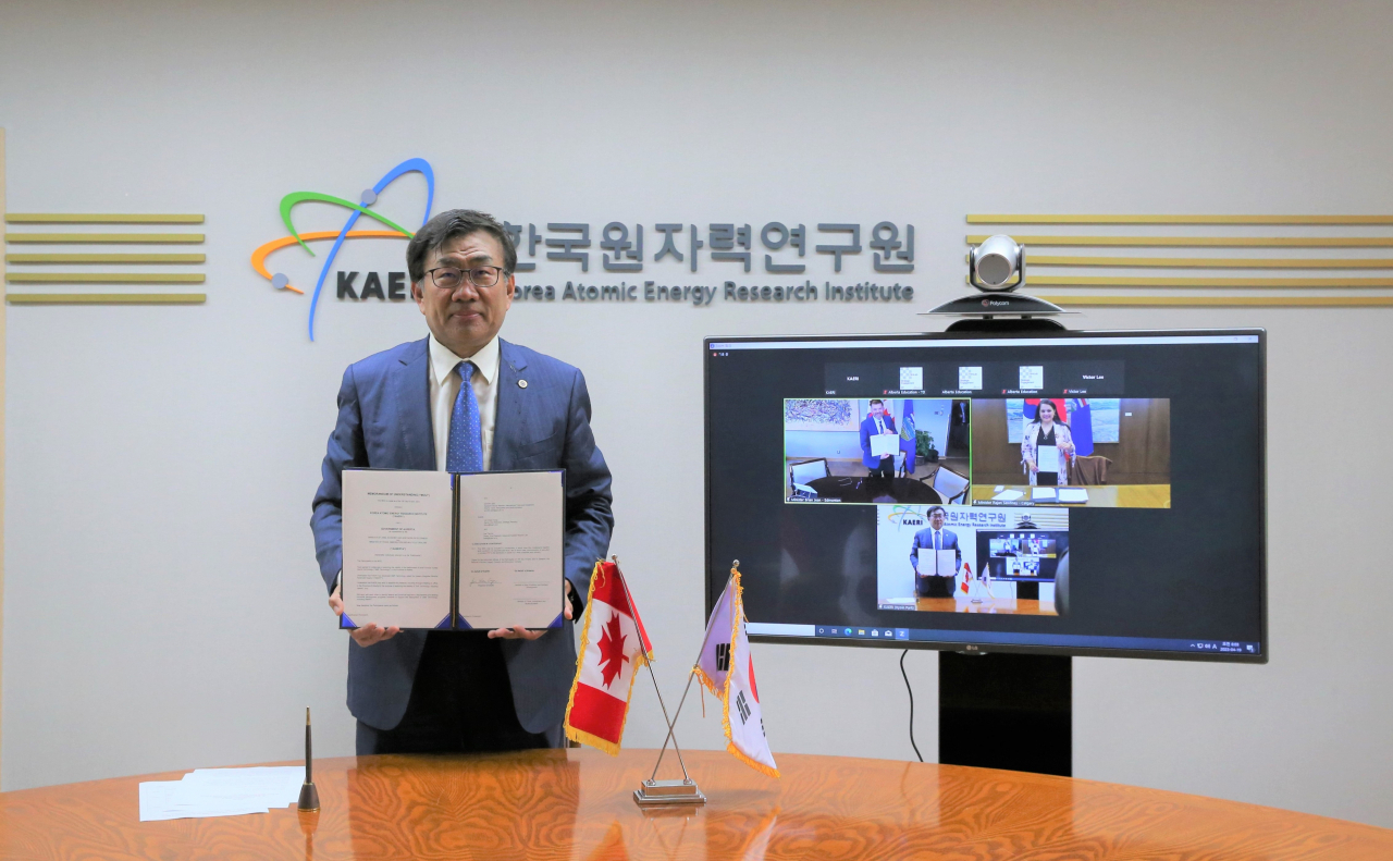 주한규 한국원자력연구원장이 협약서를 들어보이고 있다. [한국원자력연구원 제공]