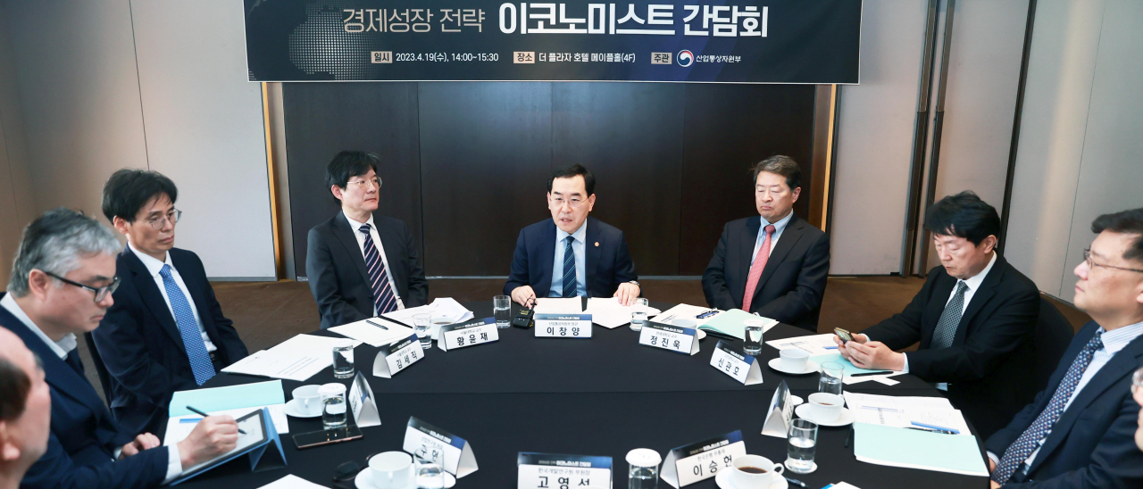 이창양 (가운데) 산업통상자원부 장관이 19일 서울 중구 플라자호텔 메이플홀에서 열린 '경제성장 전략 이코노미스트 간담회'를 주재하고 있다. 간담회에는 주 현 산업연구원장, 이승헌 한국은행 부총재, 고영선 한국개발연구원 부원장, 김세직, 황윤재 서울대 교수, 권남훈 건국대 교수, 이 영 한양대 교수, 신관호 고려대 교수, 정진욱 연세대 교수 등 경제 전문가가 참석했다. [연합]