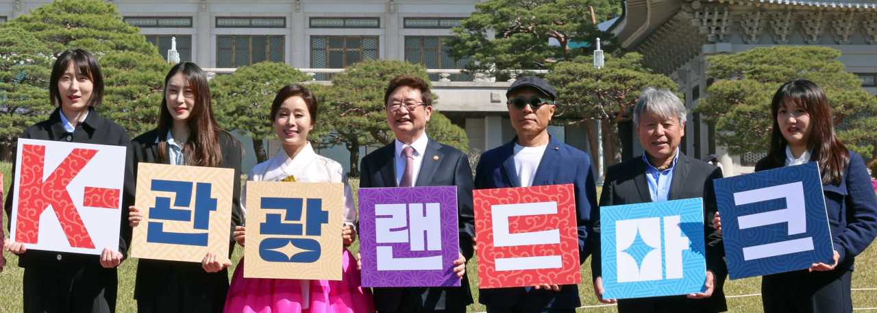 19일 청와대 대정원 앞에서 열린 ‘청와대 K-관광 랜드마크, 내가 청와대 관광 가이드다’ 청와대 K-관광 랜드마크 선포식. 사진 왼쪽부터 배구선수 박정아, 배구선수 배유나, 국악인 박애리, 박보균 문체부 장관, 만화가 허영만, 산악인 엄홍길, 최수지 문체부 청년보좌역.