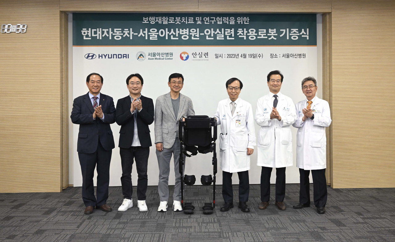 이정술(왼쪽부터) 안전생활실천시민연합 사무총장, 현대자동차 로보틱스랩장 현동진 상무, 현대자동차 경영전략사업부장 최두하 전무, 이제환 서울아산병원 진료부원장, 전재용 서울아산병원 재활의학과장, 전민호 서울아산병원 재활의학과 교수. [현대차 제공]
