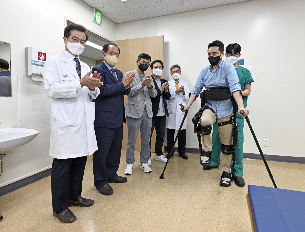 의료용 착용로봇 엑스블 멕스(X-ble MEX)를 시연하는 모습. [현대차 제공]