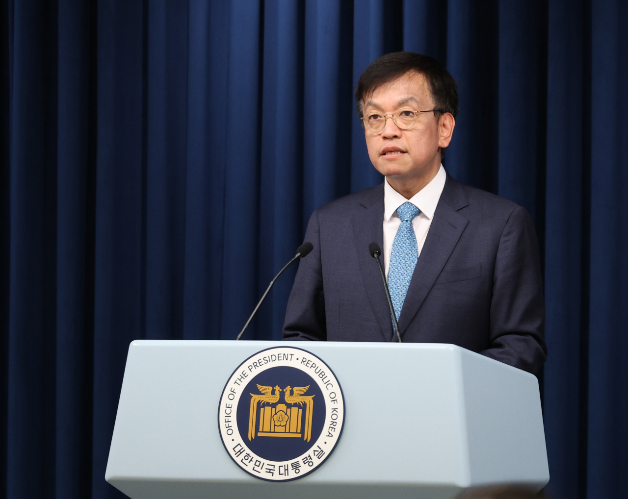 최상목 경제수석이 19일 서울 용산 대통령실 브리핑룸에서 윤석열 대통령의 미국 국빈 방문에 관해 브리핑하고 있다. [연합]