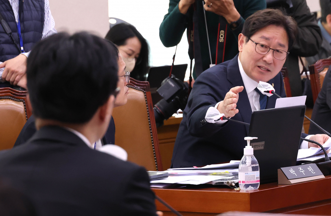 박범계 더불어민주당 의원이 지난달 27일 국회에서 열린 법사위 전체회의에서 한동훈 법무부 장관에게 질의하고 있다. 연합뉴스