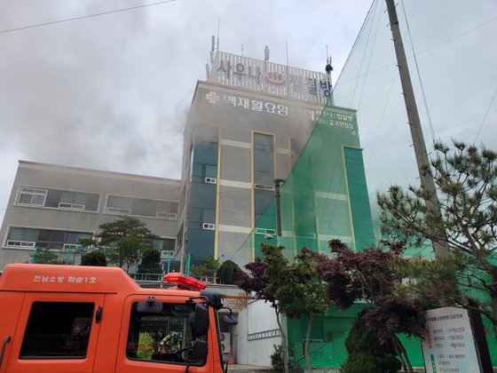 19일 오후 2시 40분께 전남 화순군 화순읍 한 요양병원 지하에 위치한 목욕탕에서 불이 났다.[화순소방서 제공]
