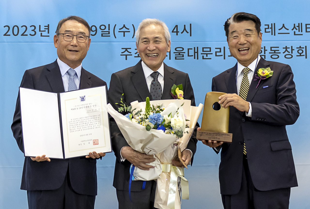 4·19 민주평화상 4회 수상자인 배우 안성기 씨가 19일 서울 중구 프레스센터에서 열린 시상식에서 기념촬영을 하고 있다. 왼쪽부터 김인규 서울대 문리대 동창회장, 안 배우, 김종섭 총동창회장. [연합]