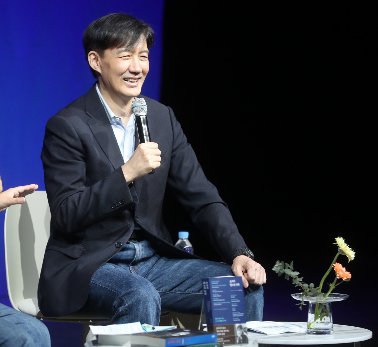 조국 전 법무부 장관이 19일 전북 전주시 전주한벽문화관에서 열린 '조국의 법고전 산책 저자와의 대화'에서 인사하고 있다. [연합]