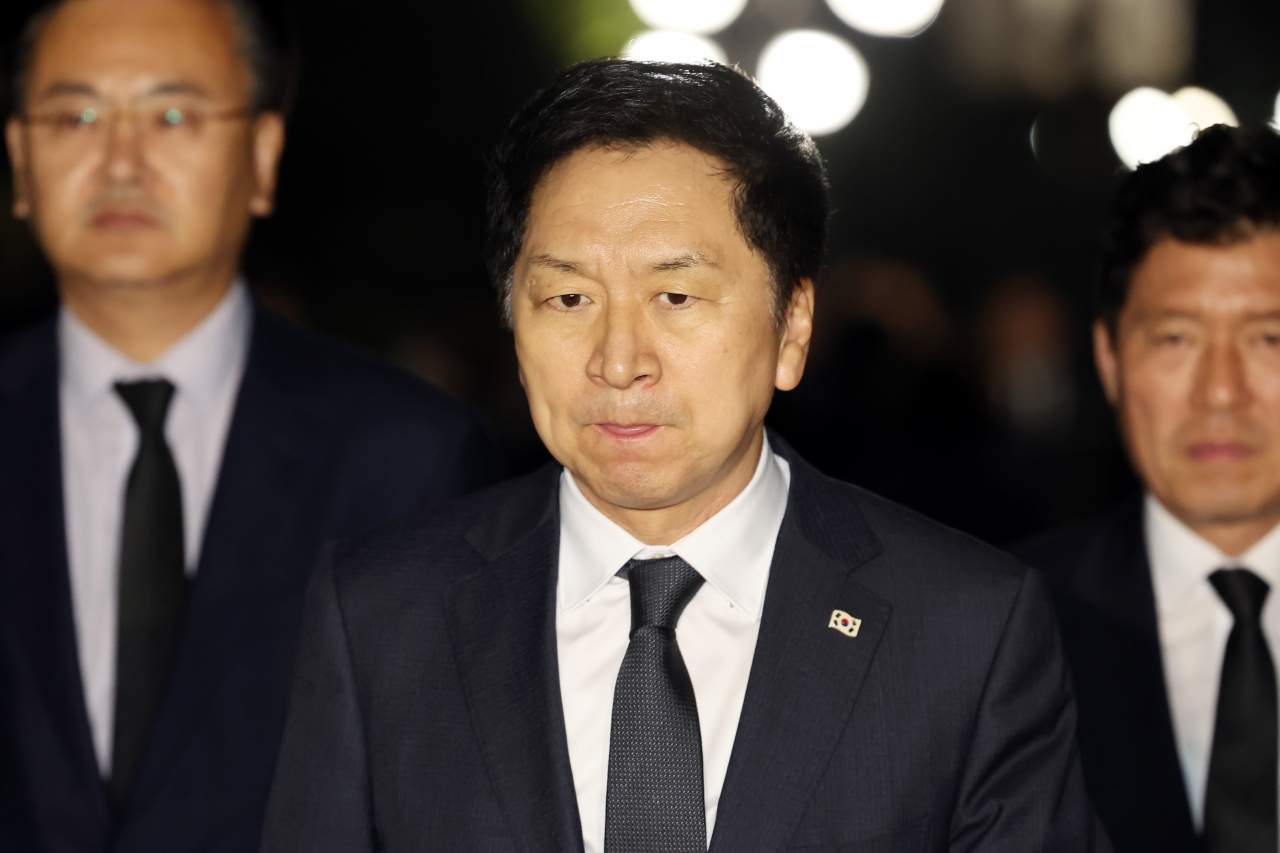 국민의힘 김기현 대표가 19일 오후 인천지역 세번째 전세사기 피해 사망자 A씨의 빈소에 조문하기 위해 인천시 중구 인하대병원 장례식장으로 이동하고 있다. [연합]