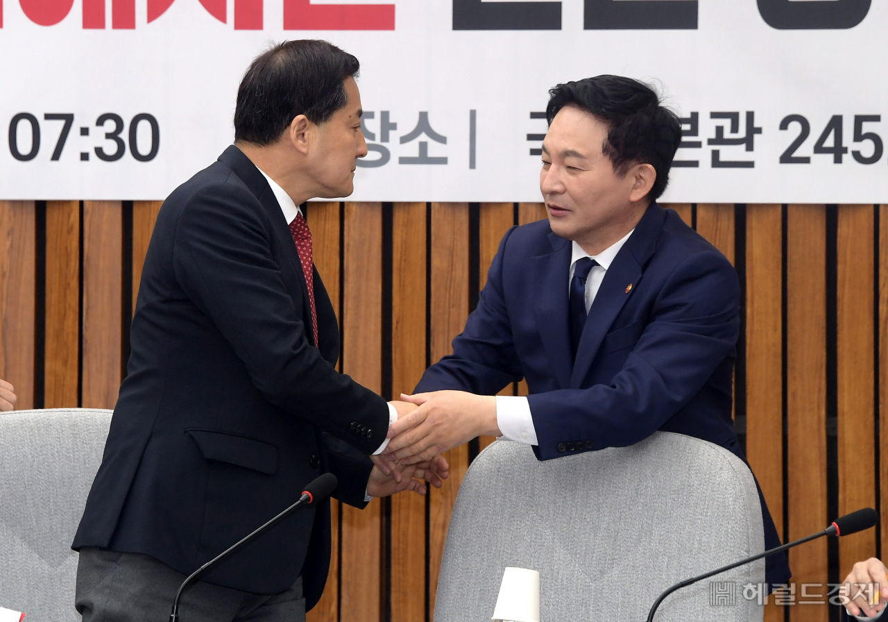 박대출(왼쪽) 국민의힘 정책위의장과 원희룡 국토부장관이 20일 서울 영등포구 여의도 국회의사당 본청에서 열린 전세사기 근절 및 피해지원 관련 당정협의회에 참석해 악수를 나누고 있다. 임세준 기자