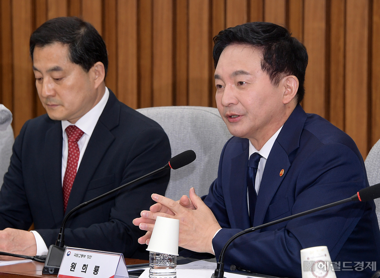 원희룡(오른쪽) 국토부장관이 20일 서울 영등포구 여의도 국회의사당 본청에서 열린 전세사기 근절 및 피해지원 관련 당정협의회에 참석해 발언하고 있다. 임세준 기자