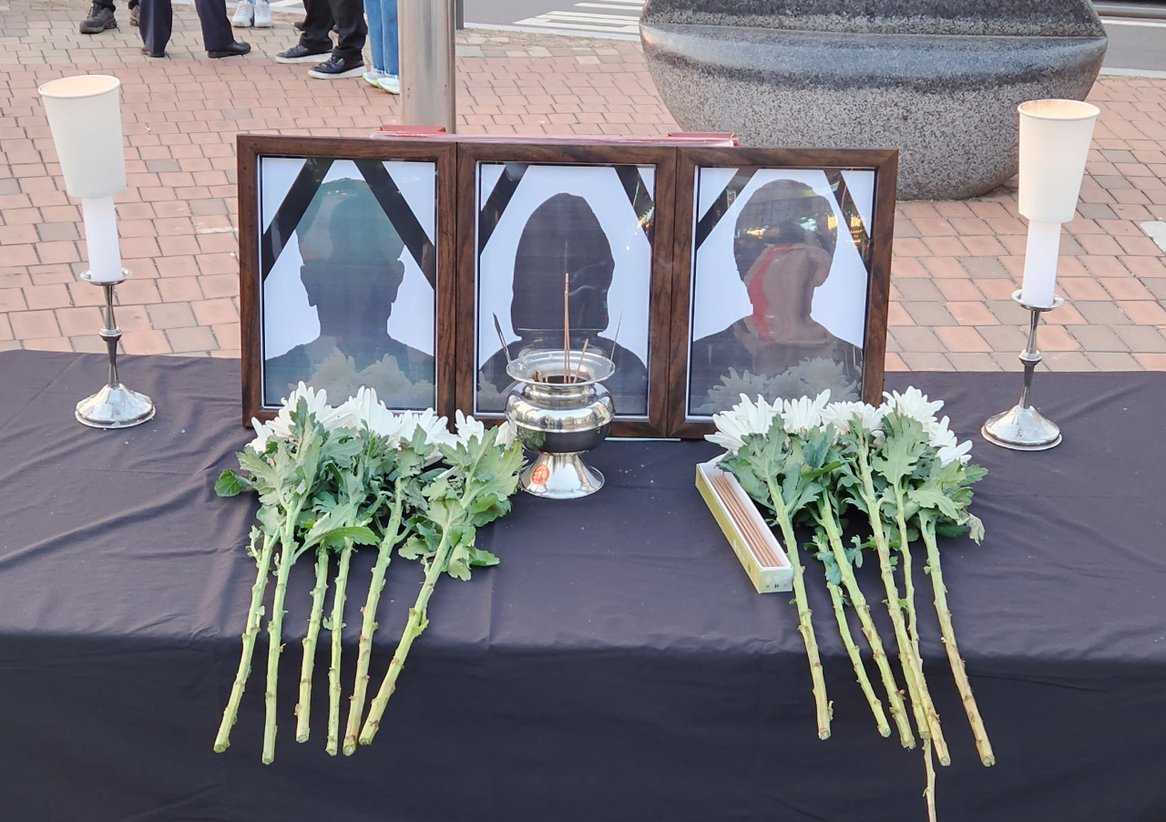 지난 18일 오후 인천시 미추홀구 경인국철(서울지하철 1호선) 주안역 광장에 전세사기 피해를 겪은 뒤 극단적 선택을 한 20,30대 청년들을 추모하는 공간이 마련돼 있다. [연합]