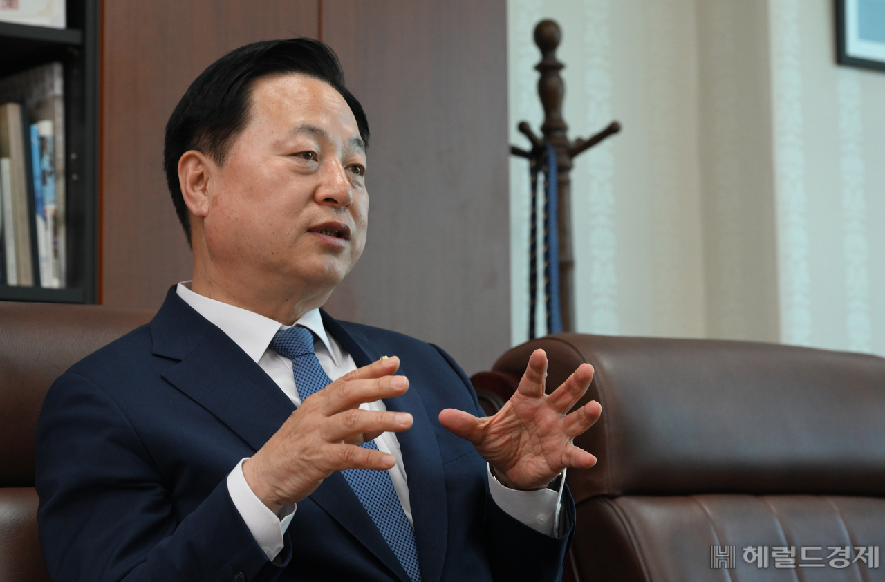 김두관 더불어민주당 의원이 18일 서울 영등포구 여의도 국회 의원회관에서 헤럴드경제와 인터뷰를 하고 있다. 임세준 기자
