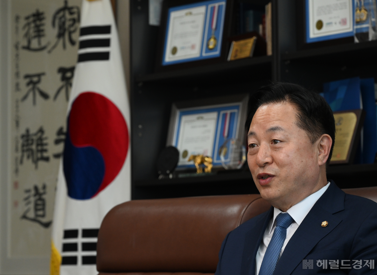 김두관 더불어민주당 의원이 18일 서울 영등포구 여의도 국회 의원회관에서 헤럴드경제와 인터뷰를 하고 있다. 임세준 기자