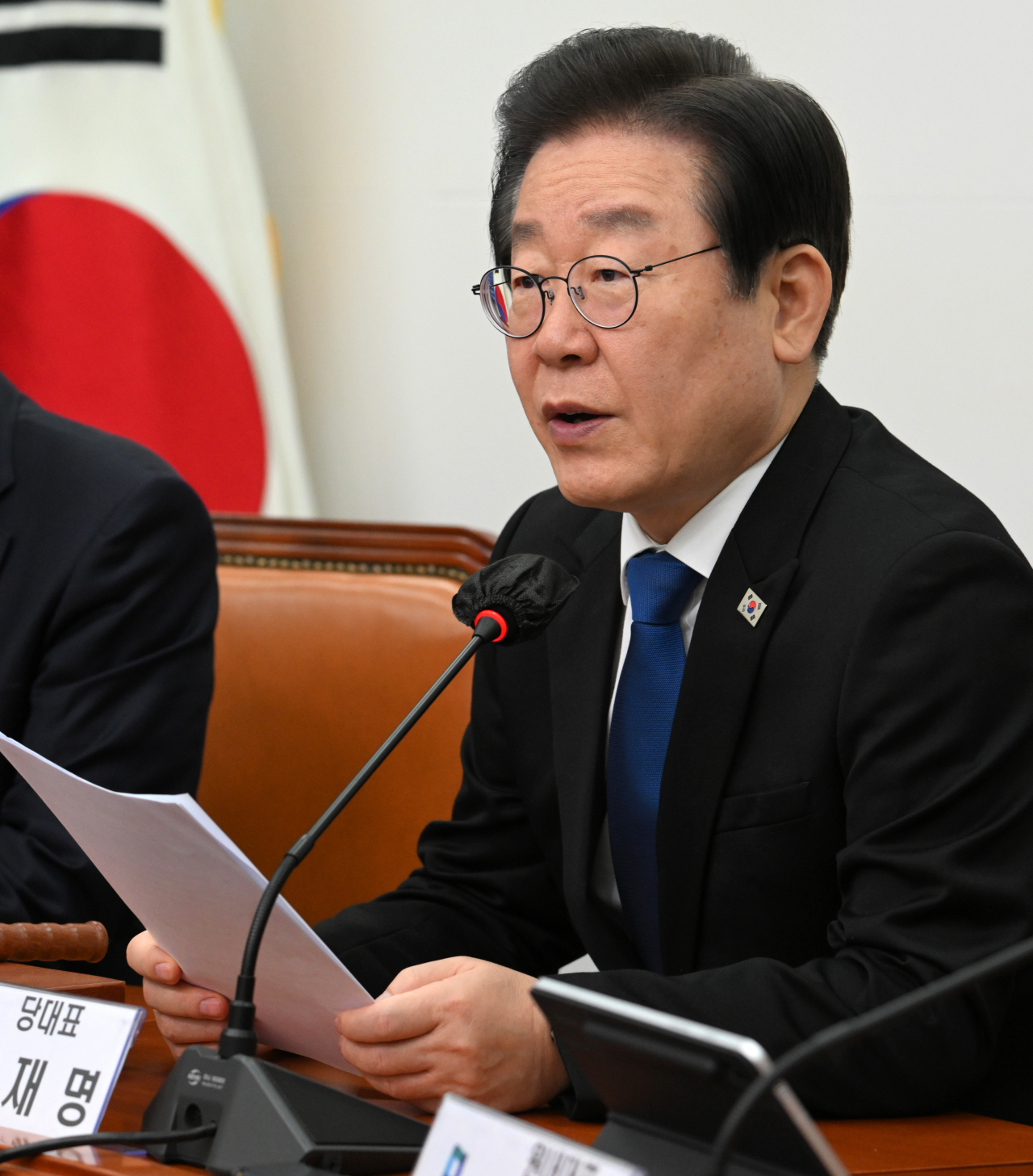 이재명 더불어민주당 당대표가 19일 서울 영등포구 여의도 국회의사당 본청에서 열린 더불어민주당 최고위원회의에 참석해 발언하고 있다. 임세준 기자