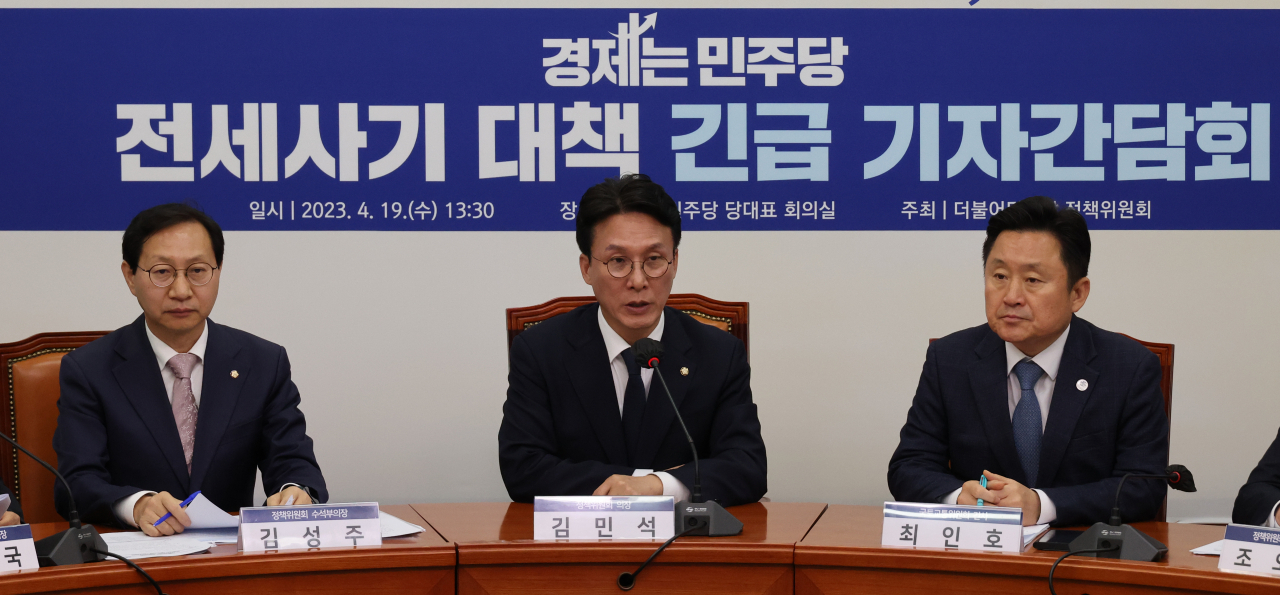 김민석 민주당 정책위의장이 19일 국회 당 회의실에서 전세사기 대책 긴급 기자회견을 하고 있다. [연합]
