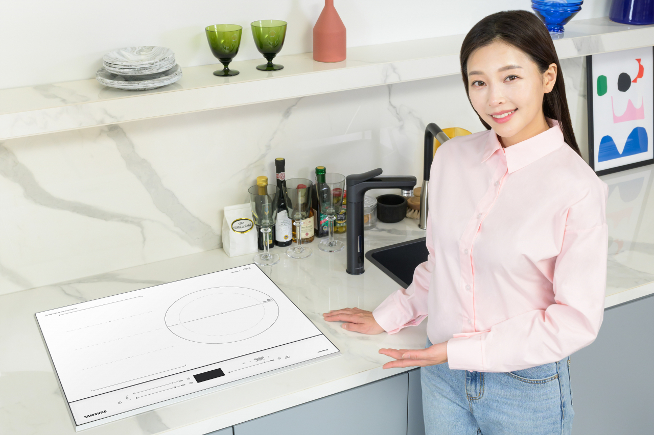 삼성전자 모델이 경기도 수원 영통구에 위치한 삼성전자 디지털시티에서 신제품 비스포크 인덕션을 소개하고 있다. [삼성전자 제공]