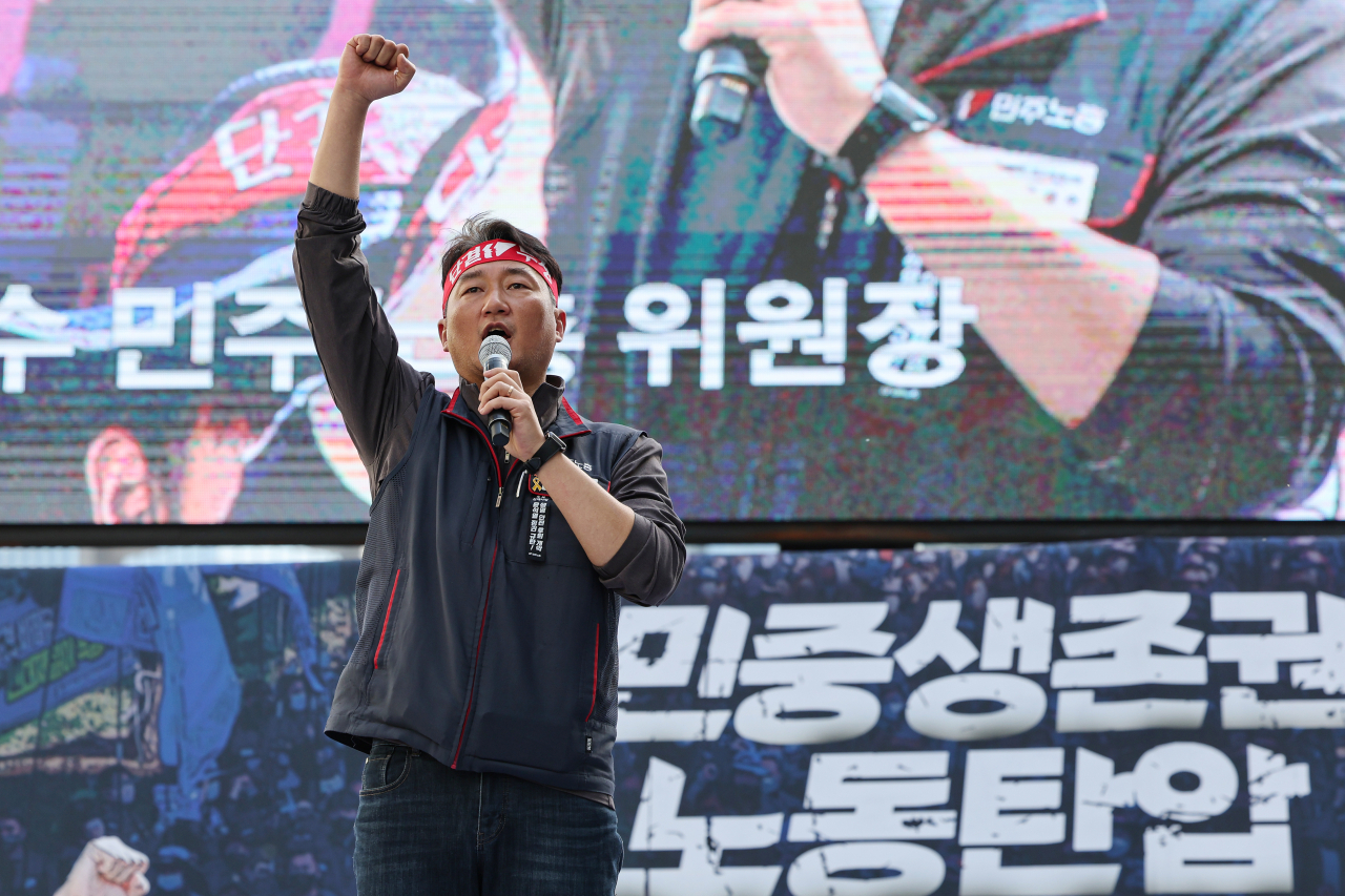 양경수 민주노총 위원장이 19일 오후 서울 중구 세종대로 일대에서 열린 금속노조 1만 간부 투쟁 결의대회에서 발언하고 있다. [연합]