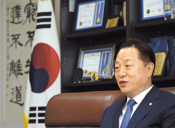 김두관 더불어민주당 의원이 18일 국회에서 헤럴드경제와 인터뷰를 하고 있다. 임세준 기자