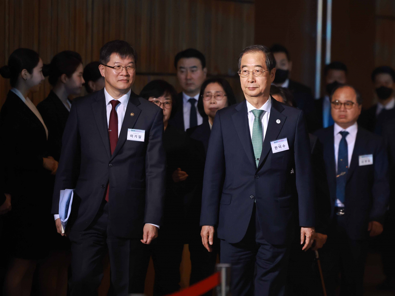 한덕수(앞줄 오른쪽) 국무총리가 20일 서울 영등포구 63컨벤션센터에서 열린 장애인의 날 기념식에 이기일 보건복지부 1차관과 참석하고 있다. [연합]