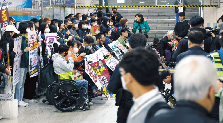 전국장애인차별철폐연대(전장연) 등 장애인 단체 회원들이 20일 장애인의 날을 맞아 서울 삼각지역에서 장애인권리예산 보장 등을 요구하며 시위를 벌이고 있다. 전장연의 지하철 탑승 시위는 지난달 23일 이후 한 달 만이다. 전장연은 이날 여의도 63빌딩 앞과 삼각지역 야외무대, 서울시청 인근에서 집회를 이어갈 예정이다. [연합]