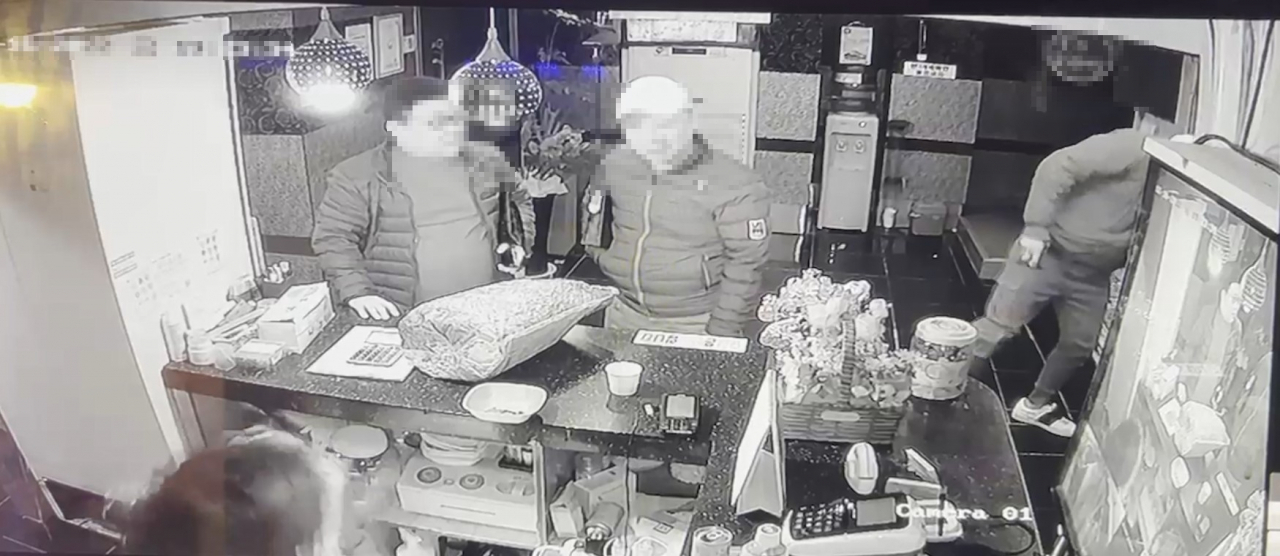 서울경찰청 마약범죄수사대는 서울 구로구 가리봉동 일대에서 노래방 점주들을 협박한 일당이 경찰에 붙잡혔다고 20일 밝혔다. 일당은 자신들의 보도방을 이용하지 않는 노래방을 감시하며 이를 따르지 않을 경우 노래방 점주를 협박하기도 했다. [서울경찰청 제공]