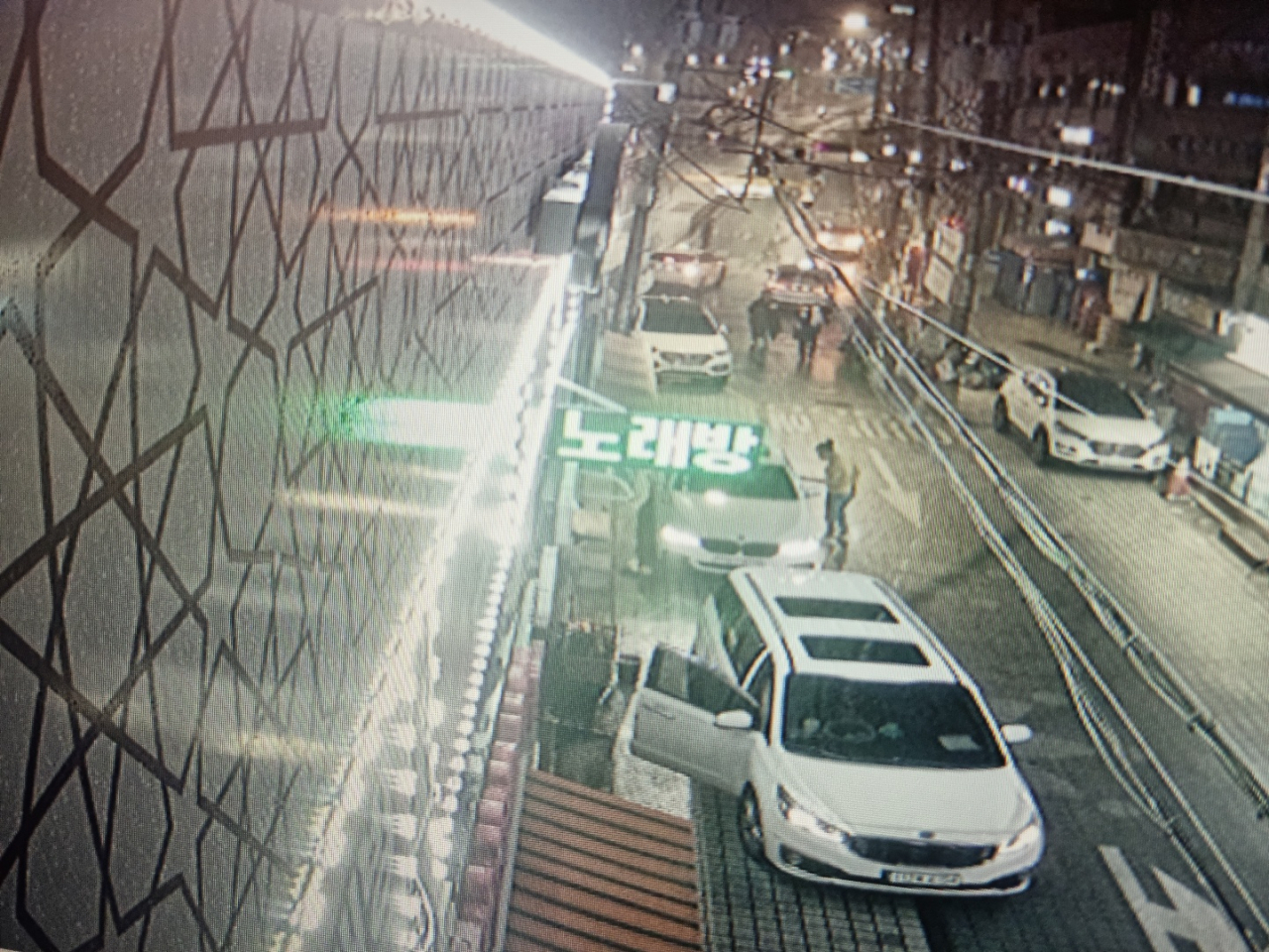 서울경찰청 마약범죄수사대는 서울 구로구 가리봉동 일대에서 노래방 점주들을 협박한 일당이 경찰에 붙잡혔다고 20일 밝혔다. 일당은 자신들의 보도방을 이용하지 않는 노래방을 감시하며 이를 따르지 않을 경우 노래방 앞에서 차량으로 입구를 막기도 했다. [서울경찰청 제공]