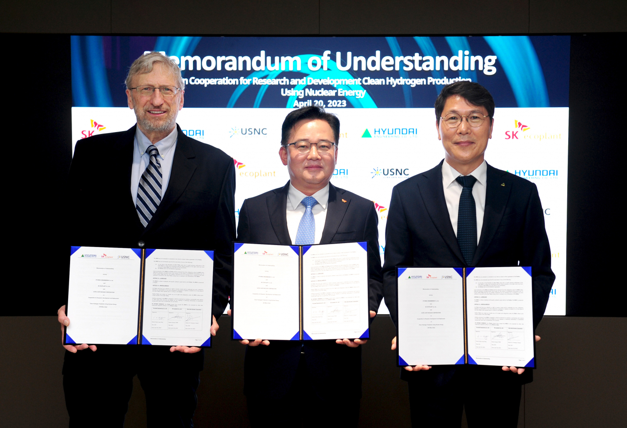 SK에코플랜트는 현대엔지니어링, 미국 USNC와 20일 서울 종로구 SK에코플랜트 본사에서 ‘수소 마이크로 허브(Hydrogen Micro Hub)’ 구축을 위한 3자간 MOU를 체결했다고 밝혔다. 박경일 SK에코플랜트 사장과 홍현성 현대엔지니어링 대표이사, 프란체스코 베네리 USNC 대표이사가 ‘수소 마이크로 허브(Hydrogen Micro Hub)’ 구축을 위한 3자간 MOU를 체결한 뒤, 기념 사진을 촬영하고 있다. [SK에코플랜트 제공]
