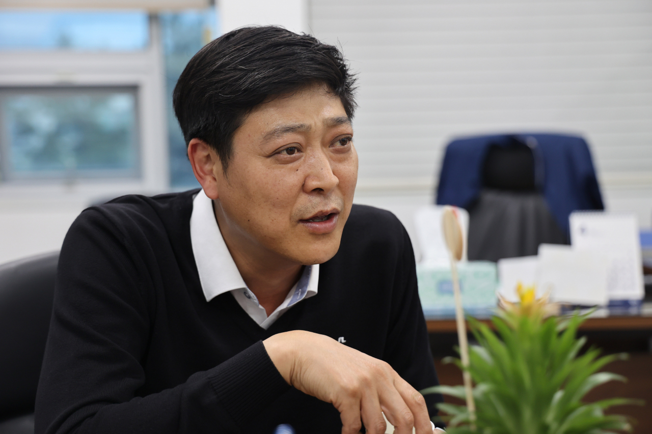 김태형 현대위아 차량부품생산실 실장이 지난 11일 경남 창원시 현대위아 본사에서 사륜구동 부품을 설명하고 있다. [현대위아 제공]