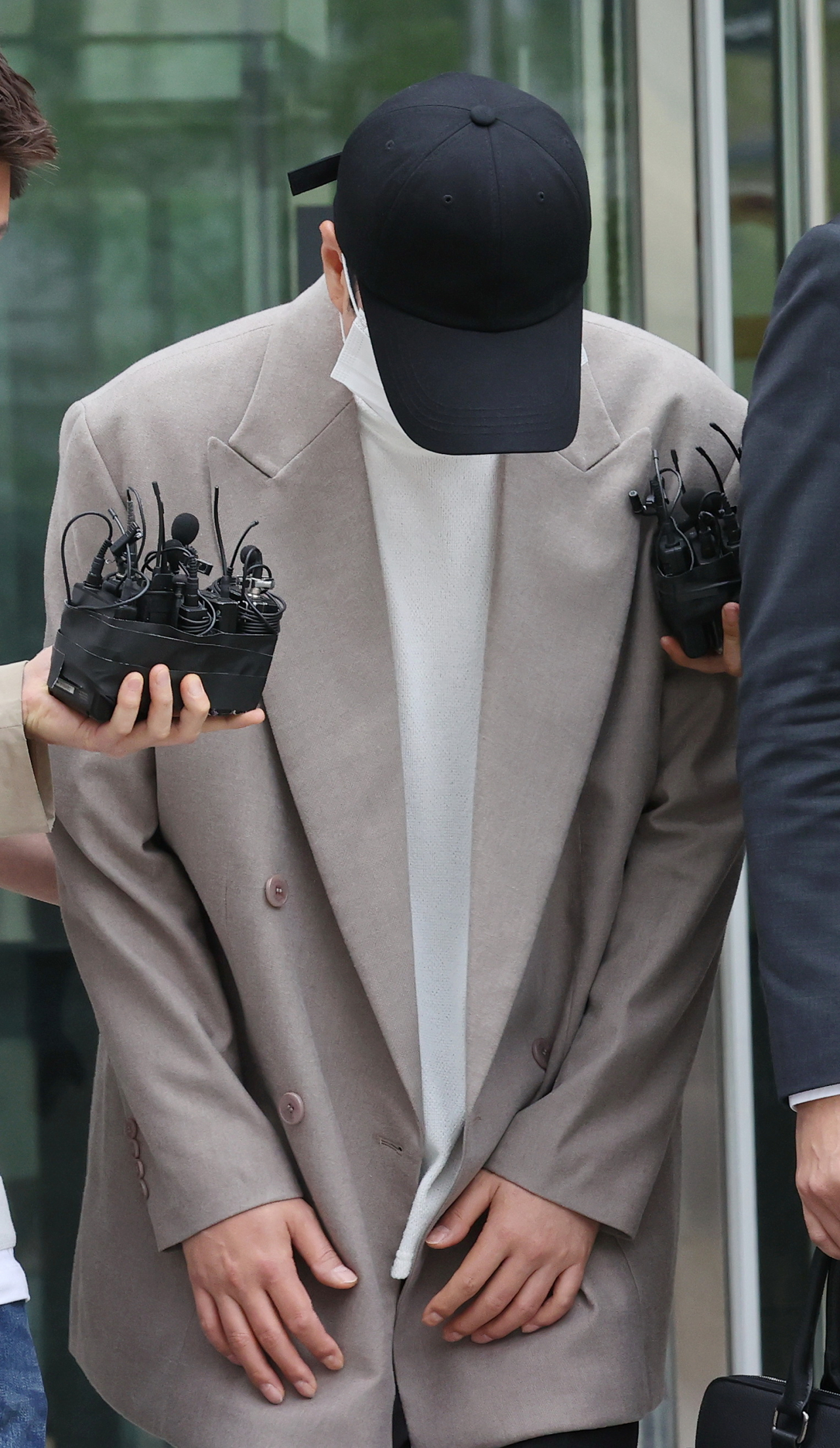 남의 차를 몰다가 잠들고 음주측정을 거부한 혐의로 재판에 넘겨진 그룹 신화 멤버 신혜성이 20일 오후 서울 송파구 동부지법에서 열린 선고 공판을 마친 뒤 차량으로 향하고 있다. 연합뉴스