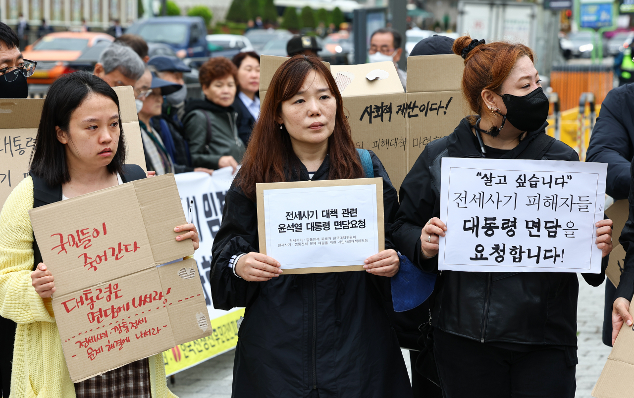 전세사기피해자전국대책위 및 시민사회대책위 회원들이 20일 서울 용산구 대통령집무실 인근에서 전세사기 대책 관련 대통령 면담 요청서를 전달하기 위해 이동하고 있다. [연합]