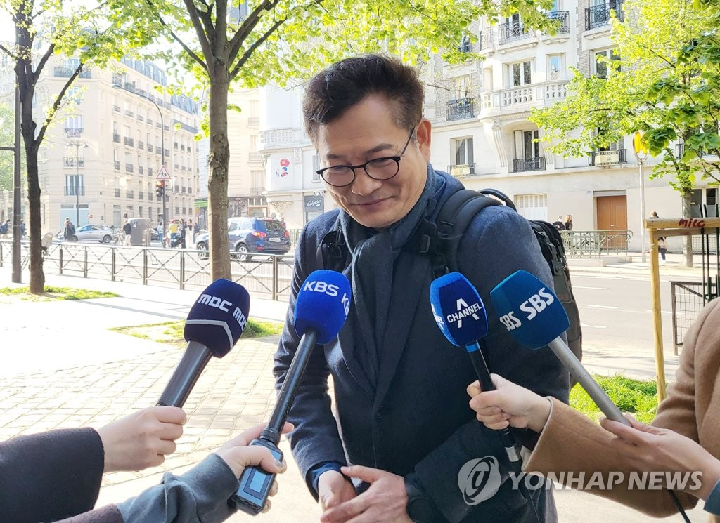 프랑스에 체류 중인 송영길 전 더불어민주당 대표가 4월 19일(현지시간) 파리경영대학원 앞에서 한국 특파원들의 질문에 답하고 있다.[연합]