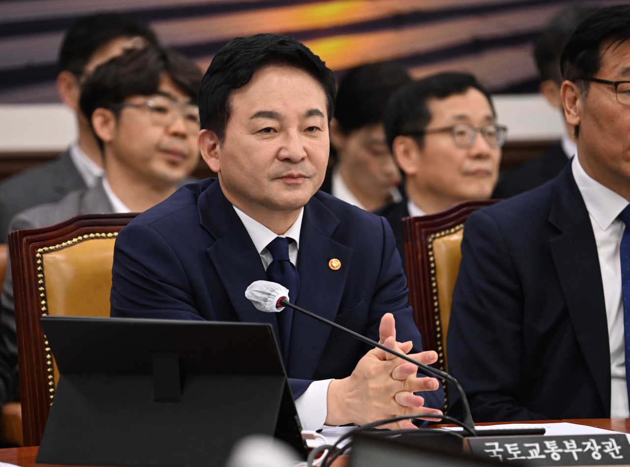 원희룡 국토교통부 장관이 20일 서울 영등포구 여의도 국회의사당 본청에서 열린 국회 국토위 전체회의에 참석하고 있다. 국회 국토위는 이날 전체회의를 열고 전세사기와 관련해 현재까지 정부 측 대책, 향후 정부가 마련할 대책 등에 대해 질문할것으로 알려졌다. .임세준 기자
