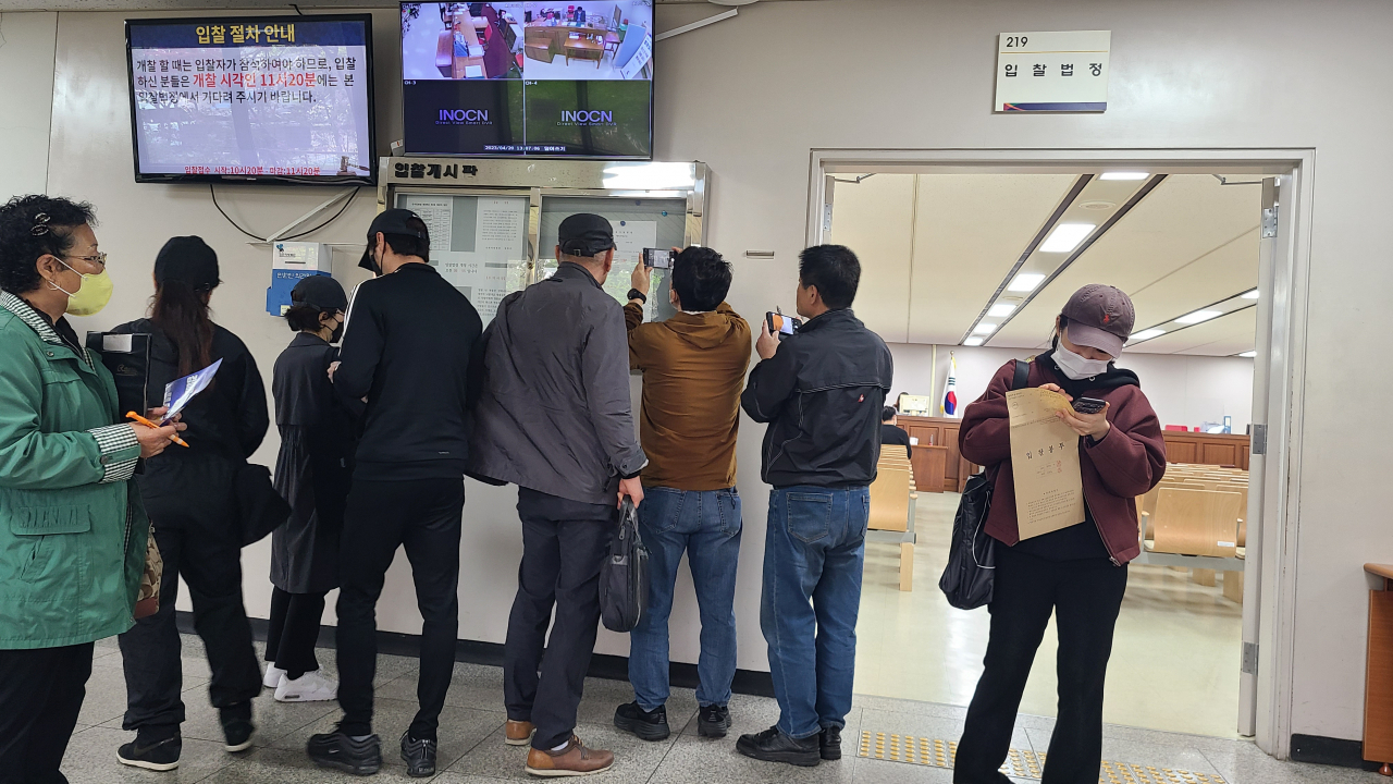 [르포] ‘경매유예에도 올라온 건축왕 피해 물건’…우왕좌왕 경매법정 [부동산360]