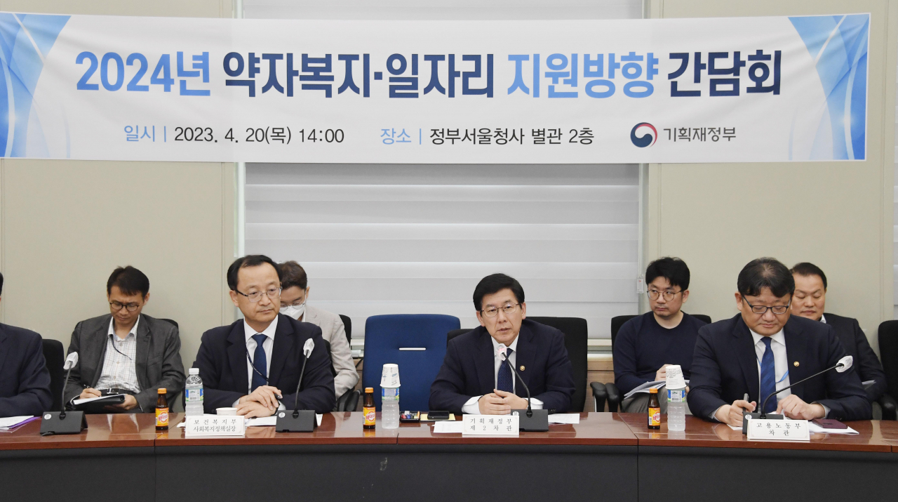 최상대 기획재정부 제2차관이 20일 서울 종로구 정부서울청사에서 열린 '2024년 약자복지·일자리 지원방향 간담회'를 주재, 모두발언을 하고 있다.[기획재정부 제공]