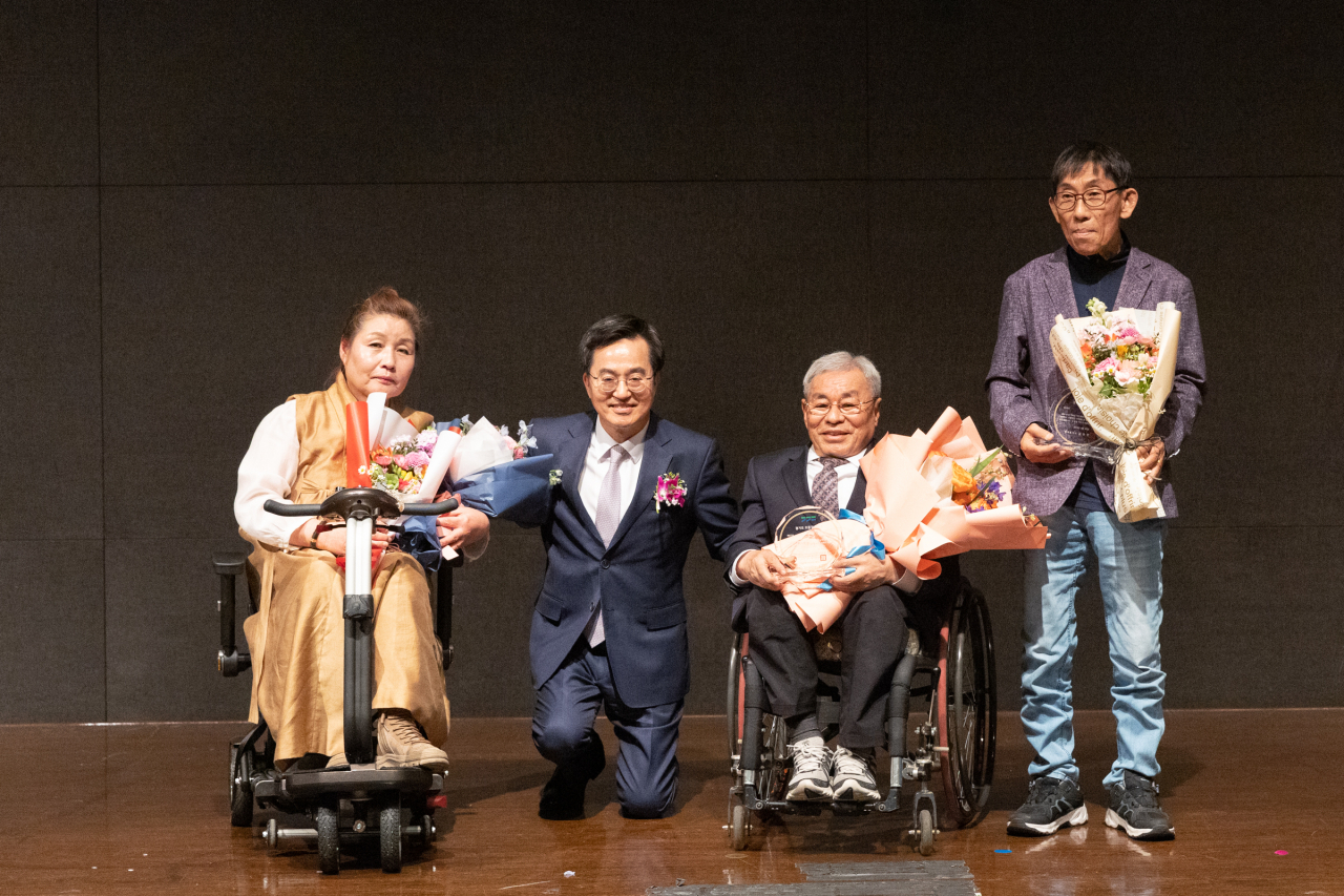 20일 오후 라비돌리조트에서 김동연 경기도지사, 염종현 경기도의장 등이 제43회 장애인의 날 기념식 기념촬영을 하고 있다.