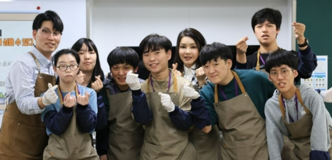 애인의 날을 맞아 김건희 여사가 20일 인천 남동구 특수학교 미추홀학교를 방문, 농생명 수업반 학생들과 기념촬영하고 있다. [대통령실 제공]