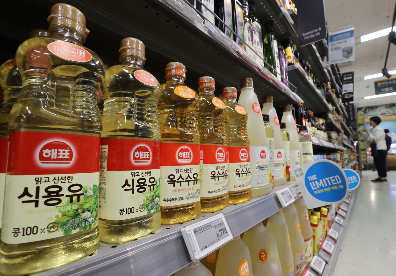 고물가 상황이 지속되면서 올해 1분기에도 생활필수품 가격이 지난해보다 평균 12.5% 상승한 것으로 나타났다. 특히 식용유(28.1%), 마요네즈(27.8%), 밀가루(24.1%), 참기름(20.3%), 케첩(19.8%) 등 5개 품목의 가격이 크게 뛰었다. 사진은 20일 서울 시내 대형마트에 식용유, 마요네즈 판매대 모습. 연합뉴스