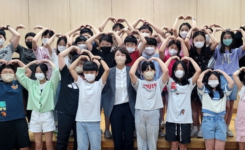 배현진 의원이 어린이 관련 행사에 참여하고 있다.