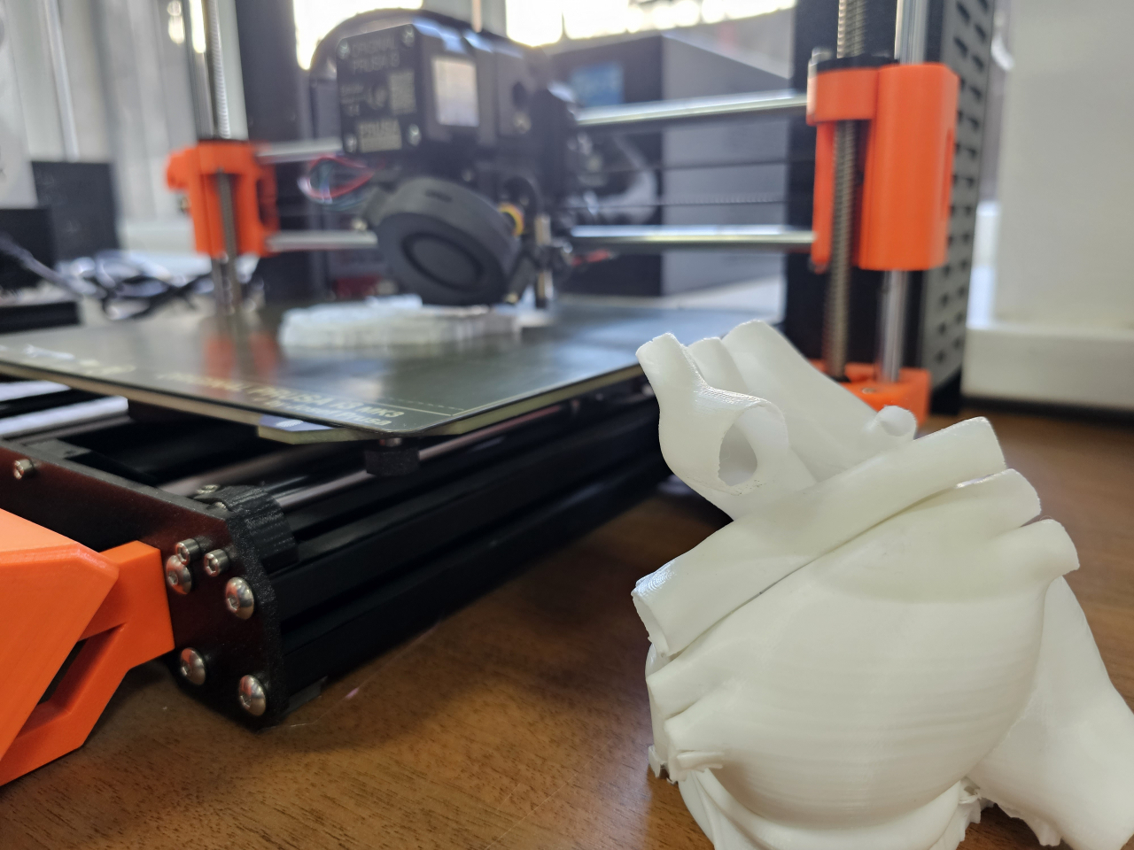 13일(현지시간) 키르기스스탄 국립기술대학의 팹랩(Fablab)에 마련된 3D 프린터. 이 3D 프린터로 의과대 수업 때 활용하는 심장 모형을 만들어 제공하기도 했다. [비슈케크=최은지 기자·외교부 공동취재단]