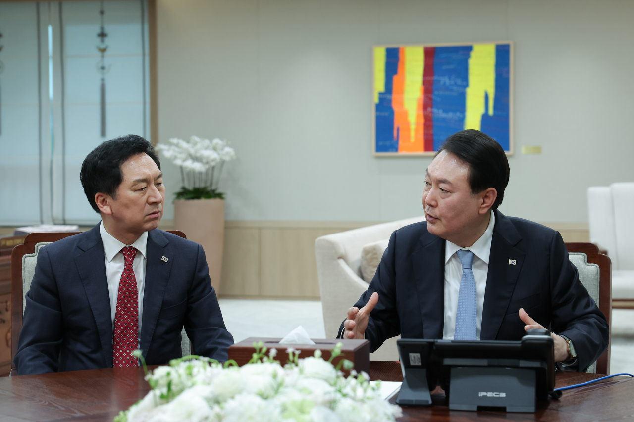 윤석열 대통령이 20일 서울 용산 대통령실에서 국민의힘 김기현 대표와 면담하고 있다. [연합]