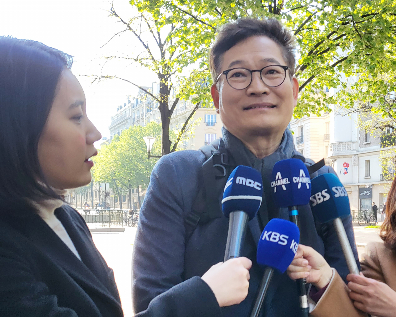 프랑스에 체류 중인 송영길 전 더불어민주당 대표가 19일(현지시간) 파리경영대학원 앞에서 한국 특파원들과 만나 질의응답을 하고 있다. [연합]